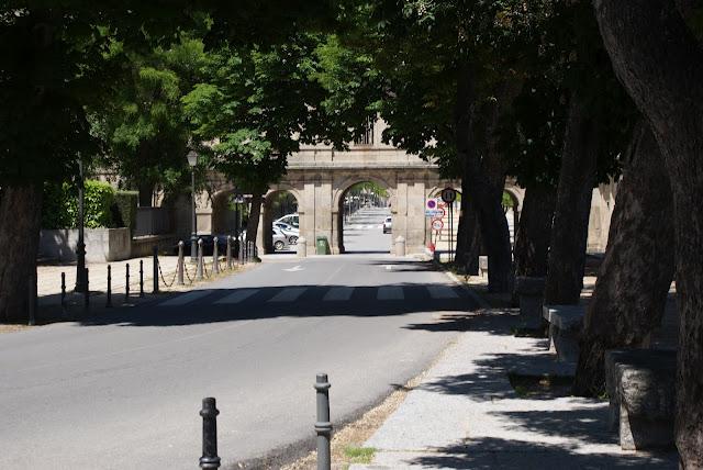 El Escorial, la cruz verde en moto