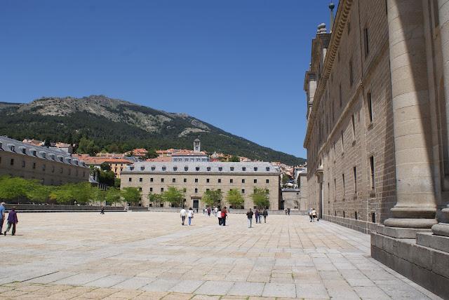 El Escorial, la cruz verde en moto