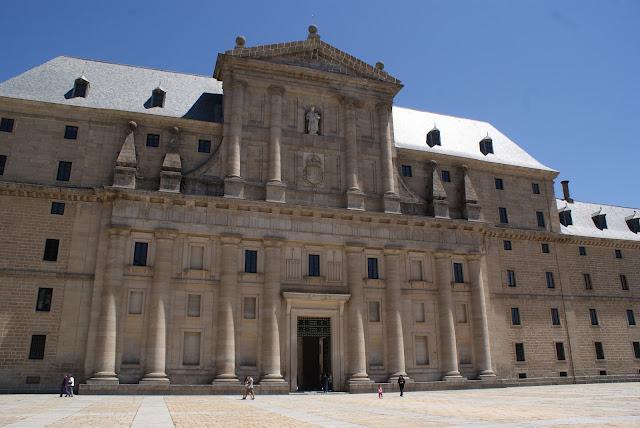 El Escorial, la cruz verde en moto