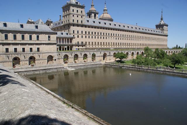 El Escorial, la cruz verde en moto