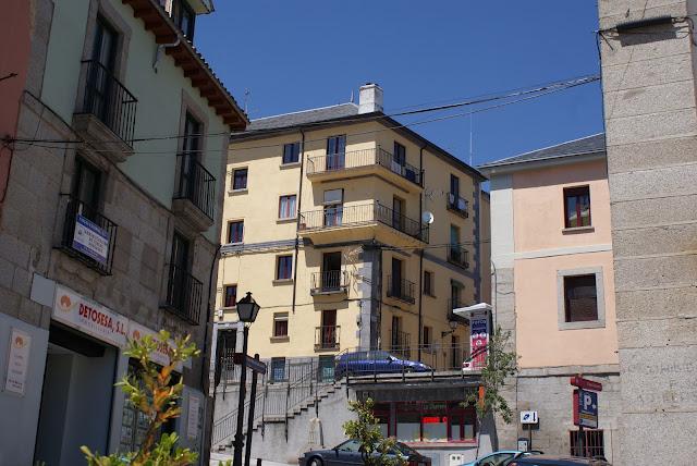 El Escorial, la cruz verde en moto