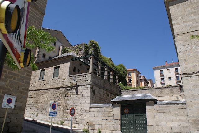 El Escorial, la cruz verde en moto