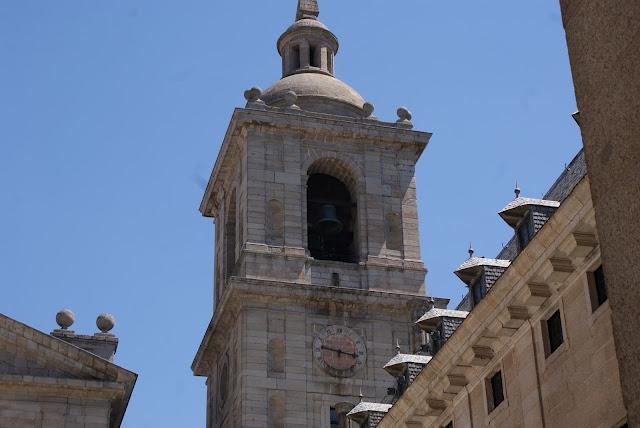 El Escorial, la cruz verde en moto