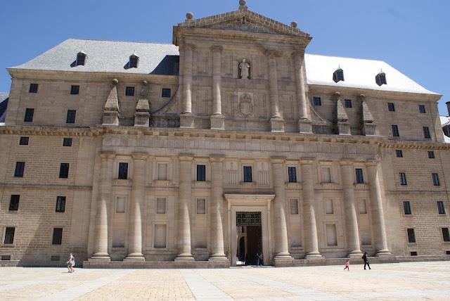 El Escorial, la cruz verde en moto