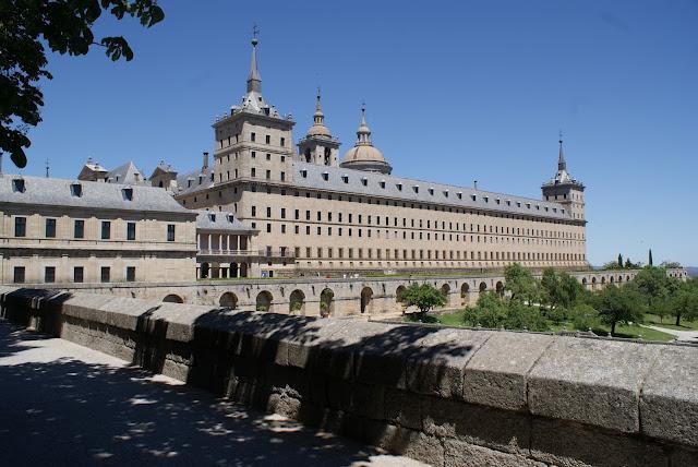 El Escorial, la cruz verde en moto