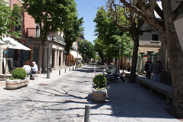 El Escorial, la cruz verde en moto