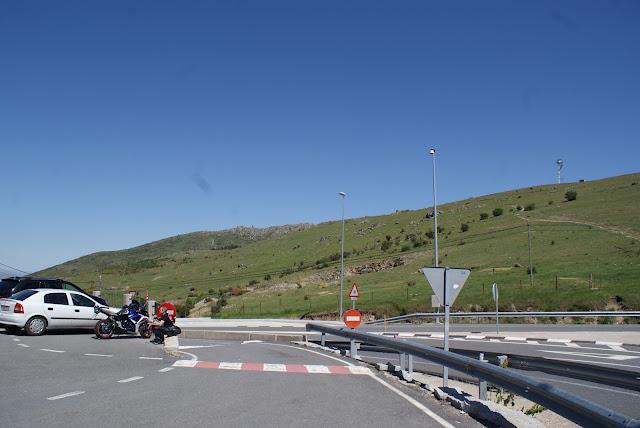 El Escorial, la cruz verde en moto