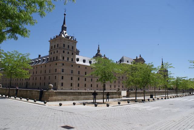 El Escorial, la cruz verde en moto