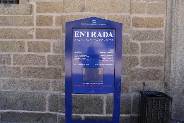 El Escorial, la cruz verde en moto