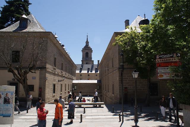 El Escorial, la cruz verde en moto