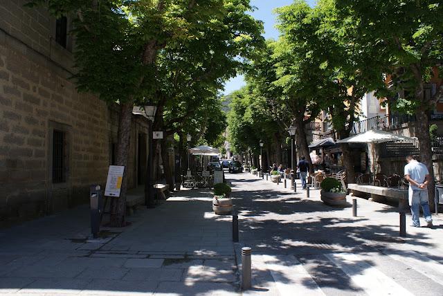 El Escorial, la cruz verde en moto