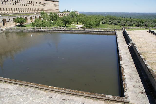 El Escorial, la cruz verde en moto