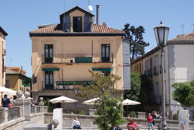 El Escorial, la cruz verde en moto