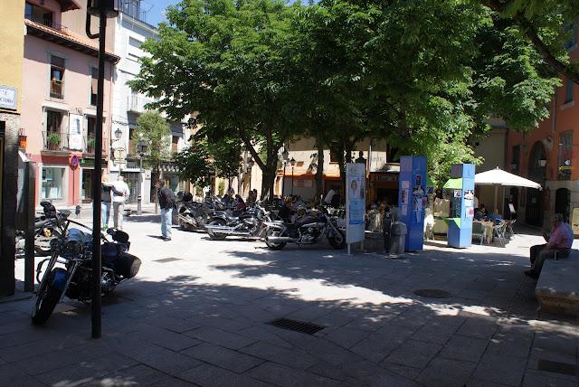 El Escorial, la cruz verde en moto