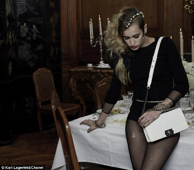 Las imágenes de Alice Dellal tomadas por Karl Lagerfeld para Chanel