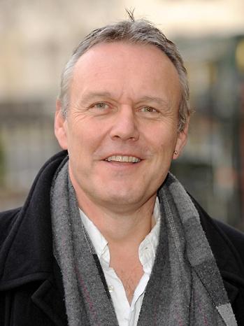 Anthony Head sustituirá a Pierce Brosnan en Percy Jackson & The Olympians