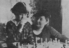 Torneo Internacional de Ajedrez Femenino y Encuentro París-Barcelona 1949 Elaine Saunders, de niña, recibiendo clases de Vera Menchik