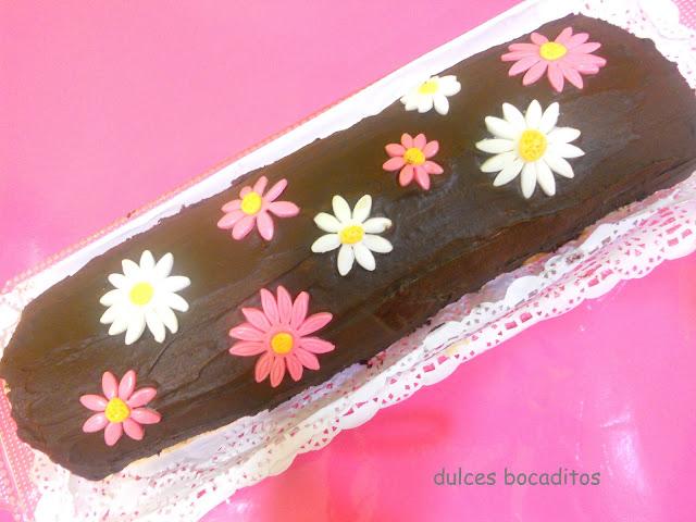 BIZCOCHO ENROLLADO RELLENO DE NATA AL ESTILO FLOWER POWER BIZCOCHO ENROLLADO RELLENO DE NATA AL ESTILO FLOWER POWER