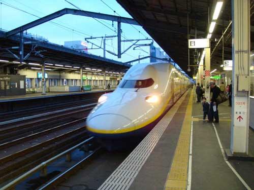 ¿Qué ocurre si un español va en un tren lleno de japoneses dirigiéndose al parque temático sobre España?