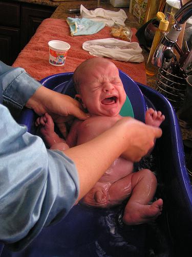Bebés que lloran durante el baño