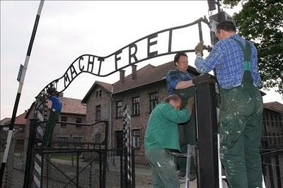 Neonazis suecos podrían ser los inductores del robo del letrero de Auschwitz