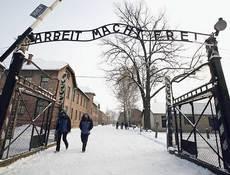 Conmoción en Polonia por el robo del cartel de la entrada de Auschwitz