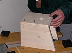 Construcción de una casita de maderas para pájaros.