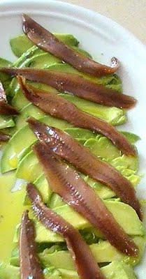Ensalada de anchoas con aguacates
