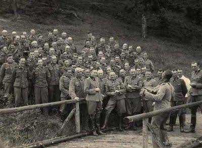 Un improvisado coro en Auschwitz