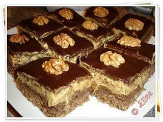 Pasteles con nueces y café