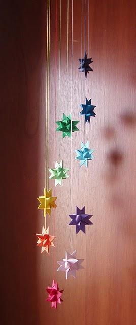 Idea decorativa: Estrellas origami que cuelgan de hilos
