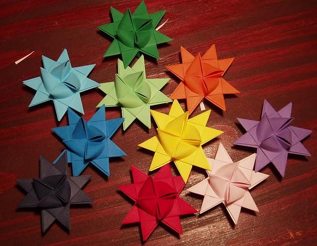 Idea decorativa: Estrellas origami que cuelgan de hilos