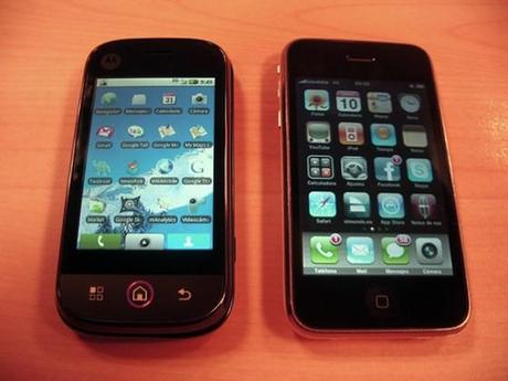 El Motorola DEXT tiene la pantalla algo más pequeña que el iPhone 3G, pero ambas tienen la misma resolución