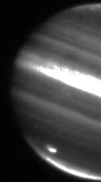 Fotografía de Júpiter, con una mancha blanca al sur