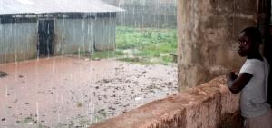 Melancolía frente a la escuela mojada / Moncho Satoló