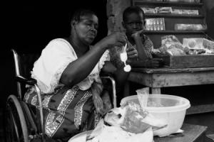 Kadiatu Fofanah en su puesto de venta / Nuria Rodpa