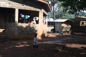 Casa de Kissy con uno de los nietos de Emelda / Moncho Satoló