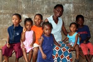 Emelda y sus  nietos / Moncho Satoló