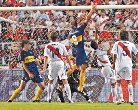 Boca y River se juegan mucho en un clásico de urgencias