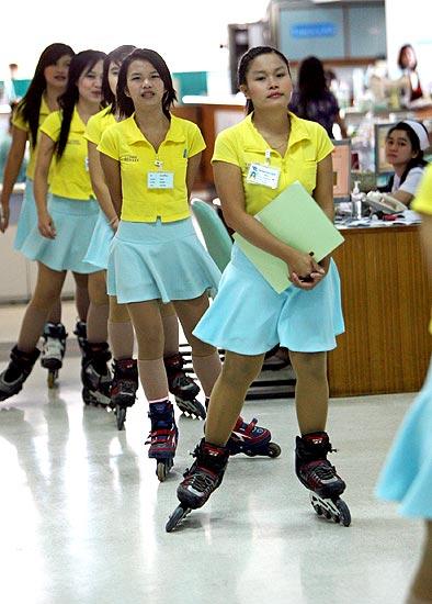 Policías y enfermeras trabajan en patines