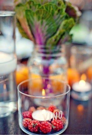 Idea decorativa: moras y una vela en un vaso de vino