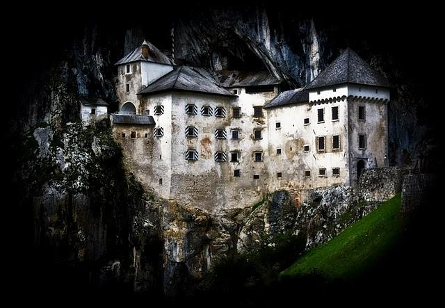 Castillo de Predjama.