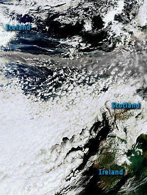 Imagen satélite de la nube de ceniza del volcán subterráneo del glaciar Eyjafjälla (Islandia)