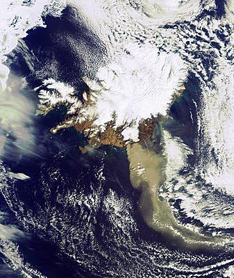 Imagen satélite de la nube de ceniza del volcán Eyjafjälla (19-abril-2009)