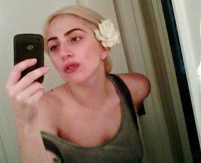 Lady Gaga se muestra natural en Twitter