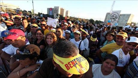 Selección de imágenes de las personas congregadas en la Plaza de la Revolución para misa del Papa