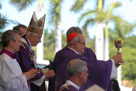 Selección de imágenes de las personas congregadas en la Plaza de la Revolución para misa del Papa