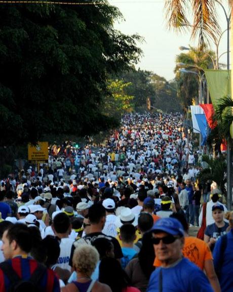 Selección de imágenes de las personas congregadas en la Plaza de la Revolución para misa del Papa