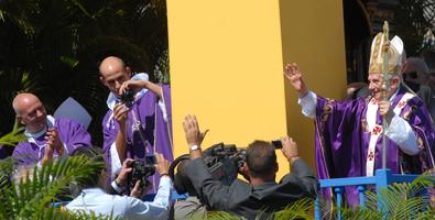 Selección de imágenes de las personas congregadas en la Plaza de la Revolución para misa del Papa
