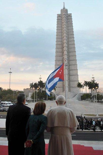 Selección de imágenes de las personas congregadas en la Plaza de la Revolución para misa del Papa